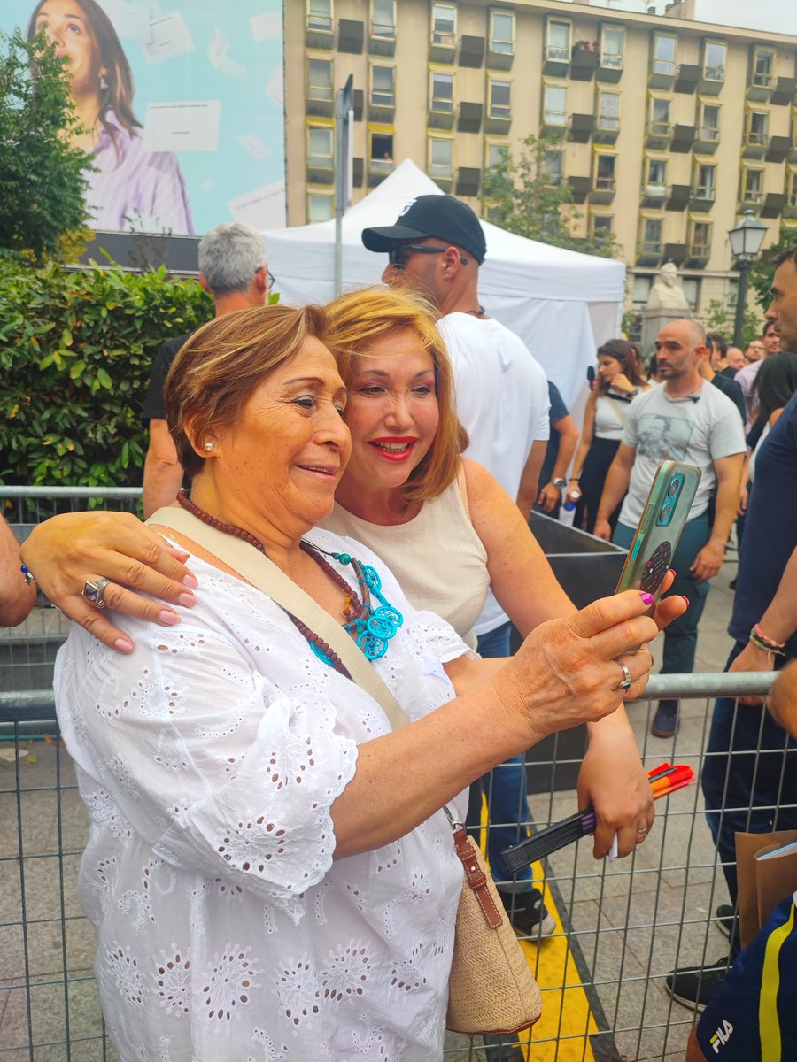 Erik_gc06's tweet photo. La alegría, la ilusión, la gente, mañana es el día de pensar en todas aquellas personas que nos han hecho crecer, que nos han visto caer, y que han estado ahí para levantarse contigo. #VotaMemoria #VotaOrgullo #VotaPodemos https://t.co/AQfU9Pyt98