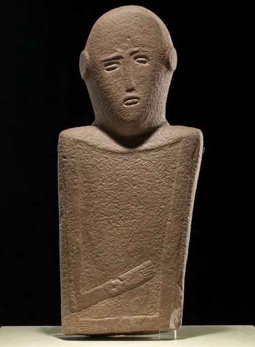 رجل المعاناة: تحفة استثنائية تثري الساحة الثقافية السعودية، جنوب مدينة حائل.

مصنوع من الحجر الرملي ومن أندر وأهم الاكتشافات الأثرية في السعودية حيث يعود تاريخه لأكثر من ٦ آلاف عام.

يجسد رجلًا نحيفًا بعين غائرة وفم صغير ويده اليمنى مرفوعة لصدره إيماءة تعبيرية عن المعاناة والحزن.