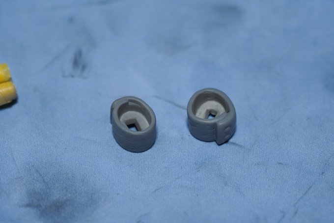 ひとまず革腕輪パーツを童人さんが作っておいてくれた基部パーツと一体化完了させて気絶してた。あとは左右違いの嵌合を付けないといけないけどどういう形にすればスマートに決まるかパズルじゃよ。 