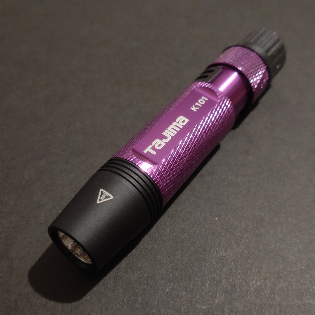 QTjFdszHrev6h3J's tweet image. TAJIMA SENTA K101 LE-K101

フォワードクリック
H→L
モードメモリ無し
物理ロックアウト可
lowに微弱なフリッカー

入力猶予時間も短く◯
個人的にサイズ感とフィット感が最高でした(⁠*⁠´⁠ω⁠｀⁠*⁠)

気に入ったのでサブ機として使っていきます。

#TAJIMA SENTA
#K101
#LEK101
#Flashlight