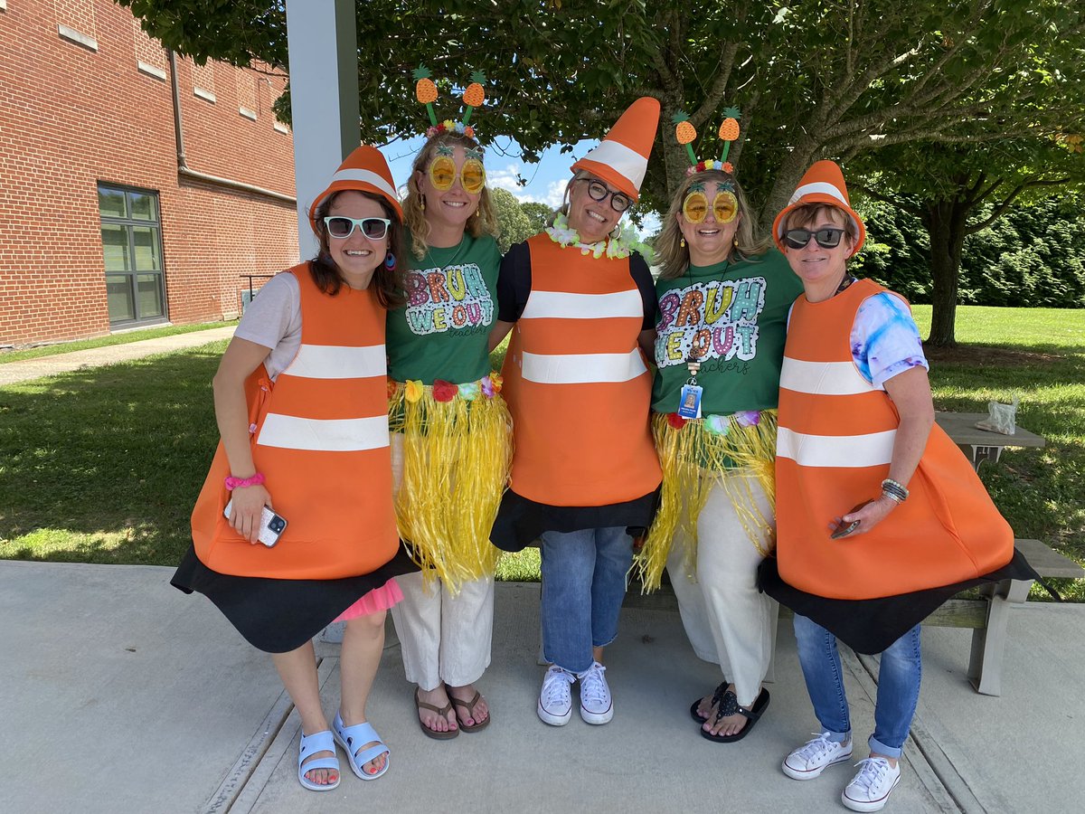 LEScoolcats's tweet photo. Have a great summer from our afternoon car line team!!  #lastdayofschool https://t.co/XORmn1k7kO