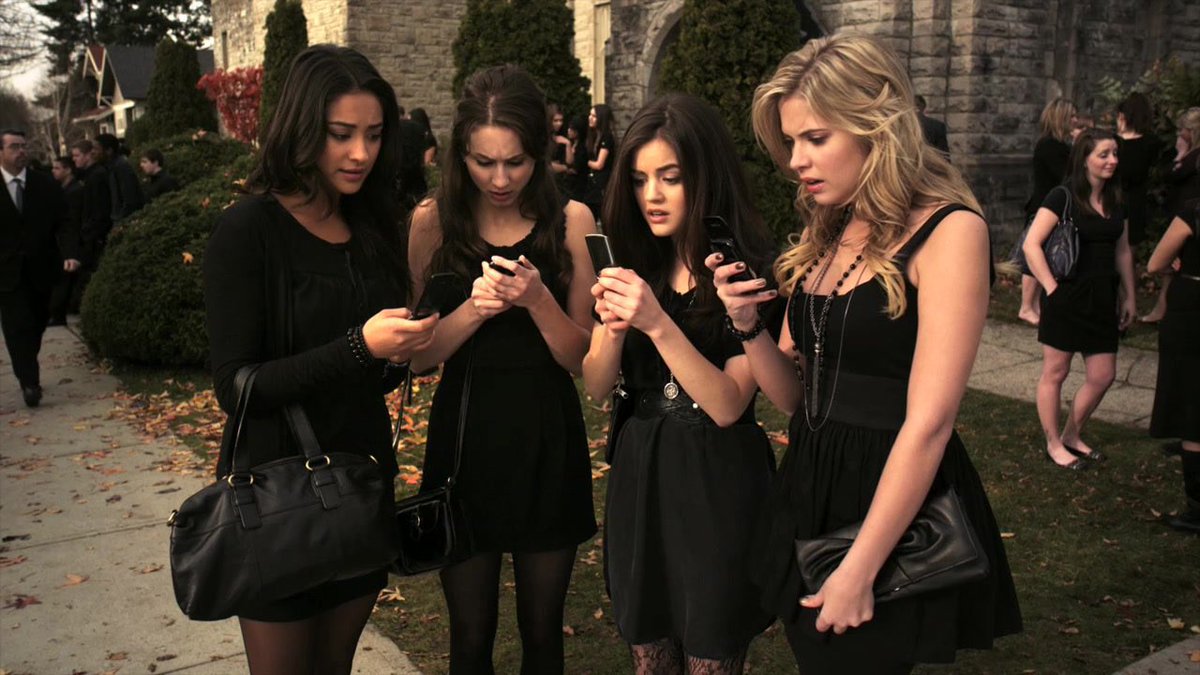 PreviouslySerie's tweet photo. HOY hace 14 años que conocimos a nuestras queridas mentirosas🥹

Hoy hace 14 años no éramos conscientes  que íbamos a descubrir la serie con la que más íbamos a teorizar🤯

HOY hace 14 años del estreno del primer capítulo de #PrettyLittleLiars (#PequeñasMentirosas).

Y tenemos la suerte de tener un buen legado con #PLLSummerSchool🥹