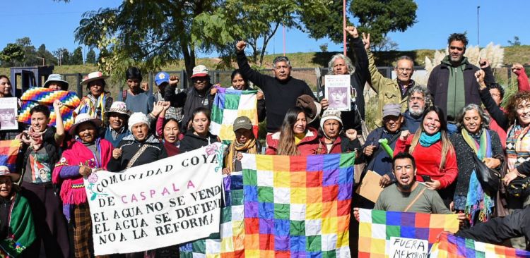 Radio_Sur's tweet photo. Comunidades originarias se movilizaron contra el acuerdo con #Mekorot

El Gobernador de #Jujuy llevó adelante un trato con una empresa de #Israel para privatizar el uso y la gestión de los recursos hídricos en la provincia.

▶️https://t.co/1FUU3utc8k https://t.co/KcU6GI9R5r