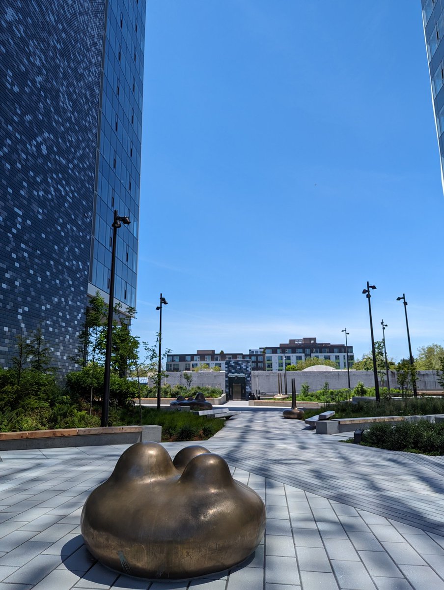 BellevueDotCom's tweet photo. Love seeing all the new art pieces popping up with the new office towers around town. These two are from Amazon's West Main towers #bvue #bellevuespotting #hq2 https://t.co/FVggwKXFc9