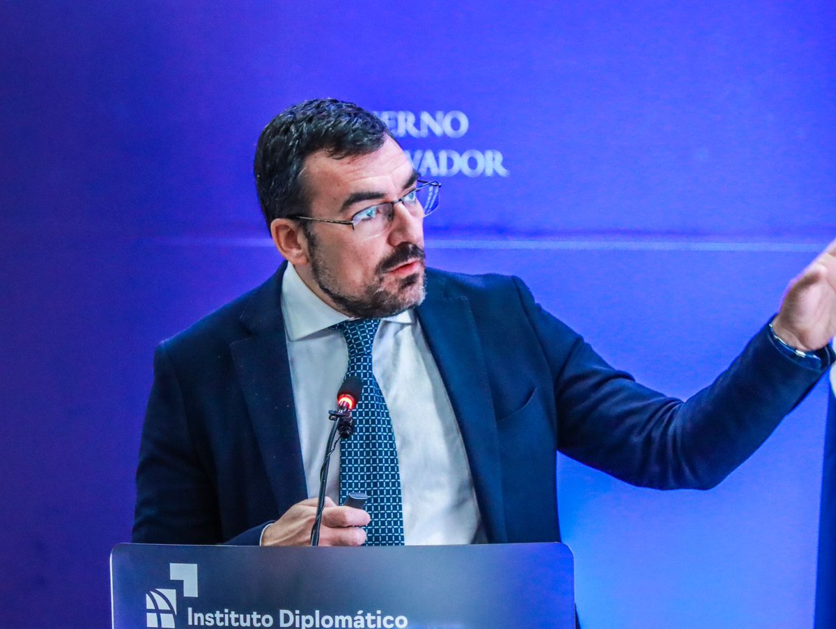 GravianoNicola's tweet photo. Hoy, tuve el honor de ser expositor en la clase inicial de la primera cohorte de la Maestría en Movilidad Humana, presentando sobre los Marcos Globales de las migraciones: contribuciones a la elaboración de las gobernanzas nacionales.🌎🤝 https://t.co/p4LjVhJ0ON