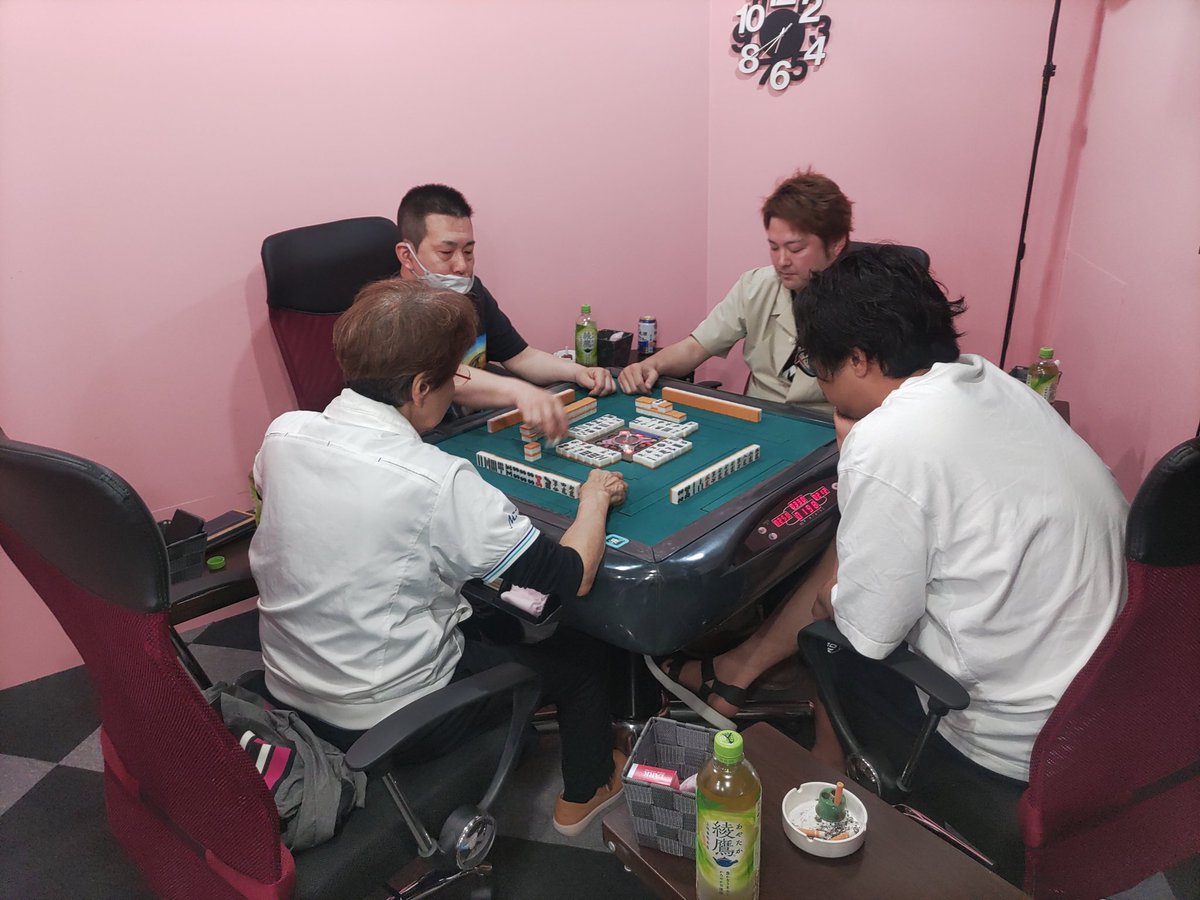 MajanRock's tweet photo. 第３回ROCK杯！
今回熱い闘いを制したのは、初の決勝進出を果たしたあきちゅでしたっ(^^)
準優勝はいなっち、そして３位はなんと３大会連続でゆーさくでしたっ！ブロンズメダルコレクター笑

予選でレンホーが出たりもして、見てるわたしもとっても楽しかったです！
みんなありがとーっっ https://t.co/6dgG1epwrE