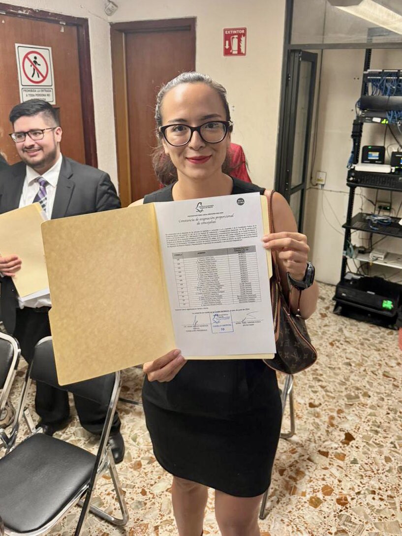 Ale_BarralesM's tweet photo. Felicito a @Valeria_mg_14 por recibir su constancia que la acredita como concejala de la alcaldía Venustiano Carranza para el periodo 2024-2027 por parte de @MovCiudadanoMx.🍊

La Ciudad tiene futuro con perfiles jóvenes, preparados y de causas. ¡Te deseo todo el éxito, querida! https://t.co/jKybttxCsw