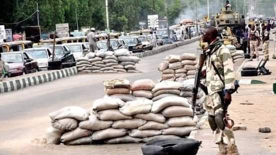 EMEKABRUNO1's tweet photo. Has #MilitaryCheckPoints & Heavy Presence of Military&Police
yielded any good thing in E'Region,since they decided to lay seige in S'East?Despite all these camouflage,kidnapping,robbery, raping still take place not up to 2 poles from checkpoints,then who's involved "CRIME"?@hrw https://t.co/DJ0mLtQlsI