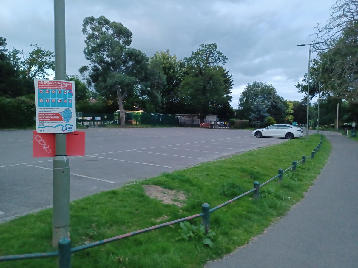 Your <a href="/MPSEastBarnet/">East Barnet Police</a> officers have been out conducting their evening patrols, paying particular attention to Oak Hill Park car park 🏞️🚨

This was in response to reports received of ASB in the car park.

#MyLocalMet