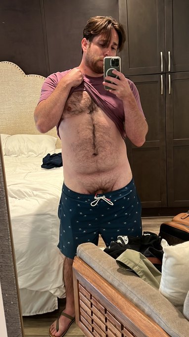 Guess who&rsquo;s on vacation 😏 https://t.co/mWxqcQvX6j