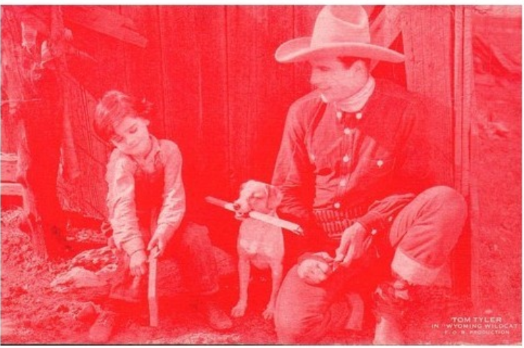AventurasDeTom's tweet photo. A scene from the silent film "The Wyoming Wildcat" (1925) starring Tom Tyler with Frankie Darro and his pet dog, on a red ESCO arcade card
#moviecard #ESCO #arcadecard #exhibitcard #TomTyler #silentfilm #western https://t.co/gZ3VJ7Eqhz