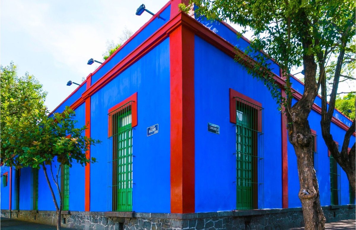 museofridakahlo's tweet photo. 🇲🇽 “Pintada de azul, por fuera y por dentro, parece alojar un poco de cielo. Es la casa típica de la tranquilidad pueblerina donde la buena mesa y el buen sueño le dan a uno  la energía suficiente para vivir sin mayores sobresaltos y pacíficamente morir”. 

(Pellicer, Carlos, “La casa de Frida Kahlo”, 1955).

Adquiere tus boletos con anticipación desde el link en nuestra Bio o en https://t.co/1Kh0Vwx4gU

※※※

🌎 “Painted blue, both inside and out, it seems to hold a piece of the sky. It is the typical house of village tranquility where good food and good sleep give one enough energy to live without major upsets and peacefully die”.

(Pellicer, Carlos, “La casa de Frida Kahlo”, 1955).

Buy your tickets in advance from the link in our Bio or at https://t.co/1Kh0Vwx4gU

📷: Sebastián Monsalve. 2019.