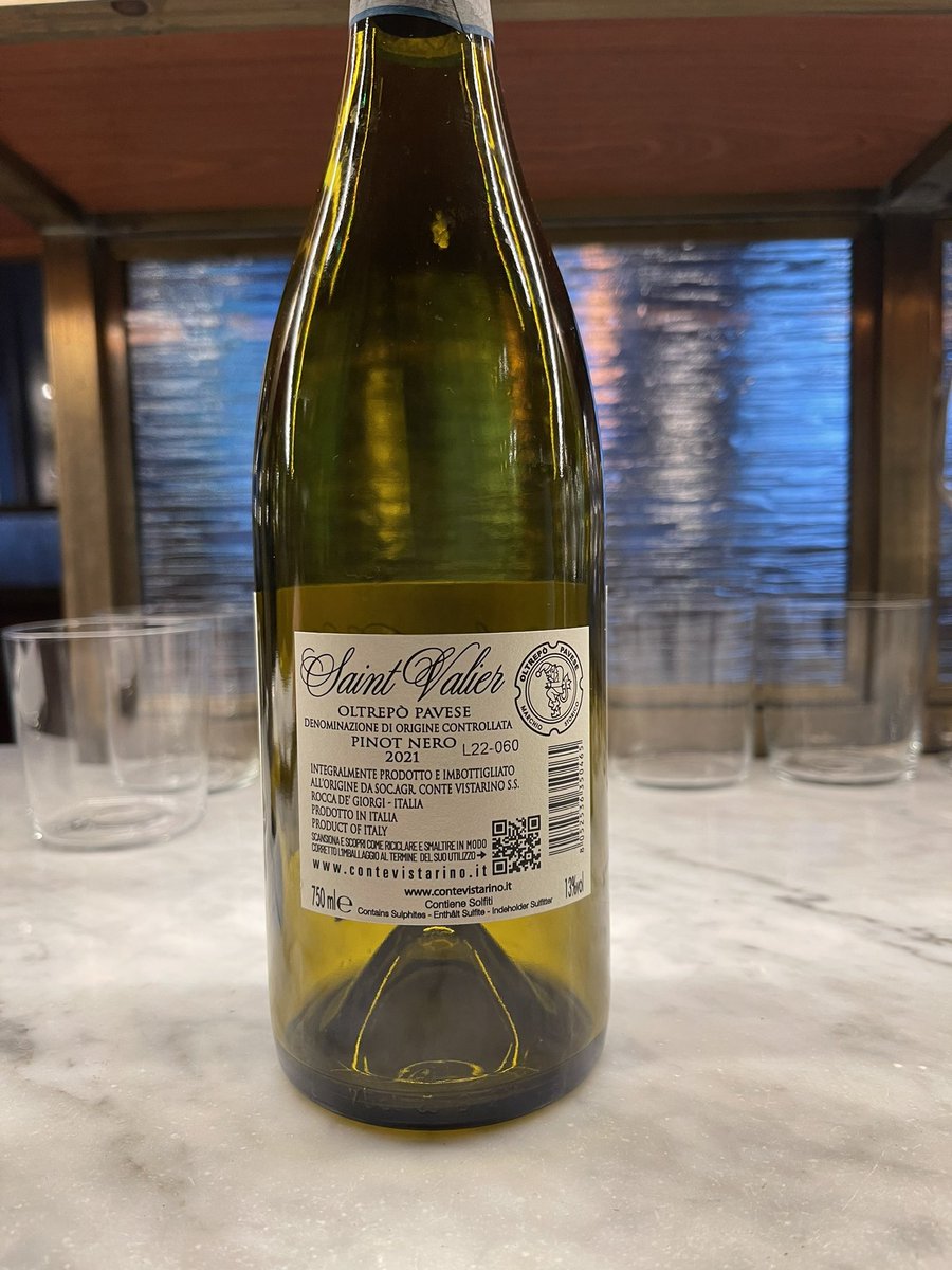 Still #Pinotnoir Blanc! Hand harvest, 4 months on fine lees. The rest is in the glass. A unique example of the versatility of this grape and of how virtuous it is.

In 1850, Count Augusto Giorgi di Vistarino was the first person to plant Pinot Noir in the Oltrepò, French clone.