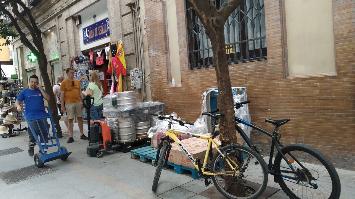 mart20223's tweet photo. @SevillaSeMuere Si las cosas estuvieran preparadas , si las personas no invadieran los espacios de los demás...es que parece q vamos para atrás... https://t.co/1cYJ5ClYKP