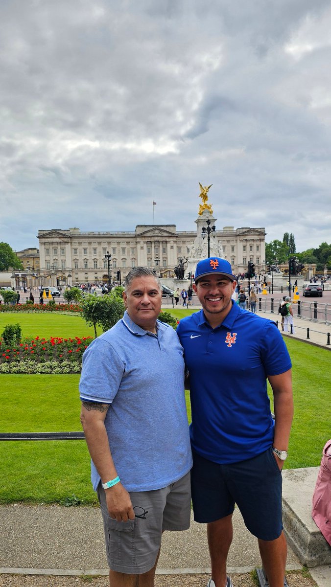 Cardonafred's tweet photo. Hanging out with the team @nymets @EvanRobertsWFAN 😆 https://t.co/3PKuulW8M0