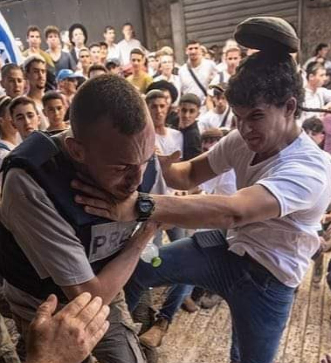 Resist_05's tweet photo. Israeli police have beaten and detained Palestinian journalist Saif Kwasmi and confiscated his equipment after he was attacked by settlers in Jerusalem… https://t.co/Qh3rNaHkHC