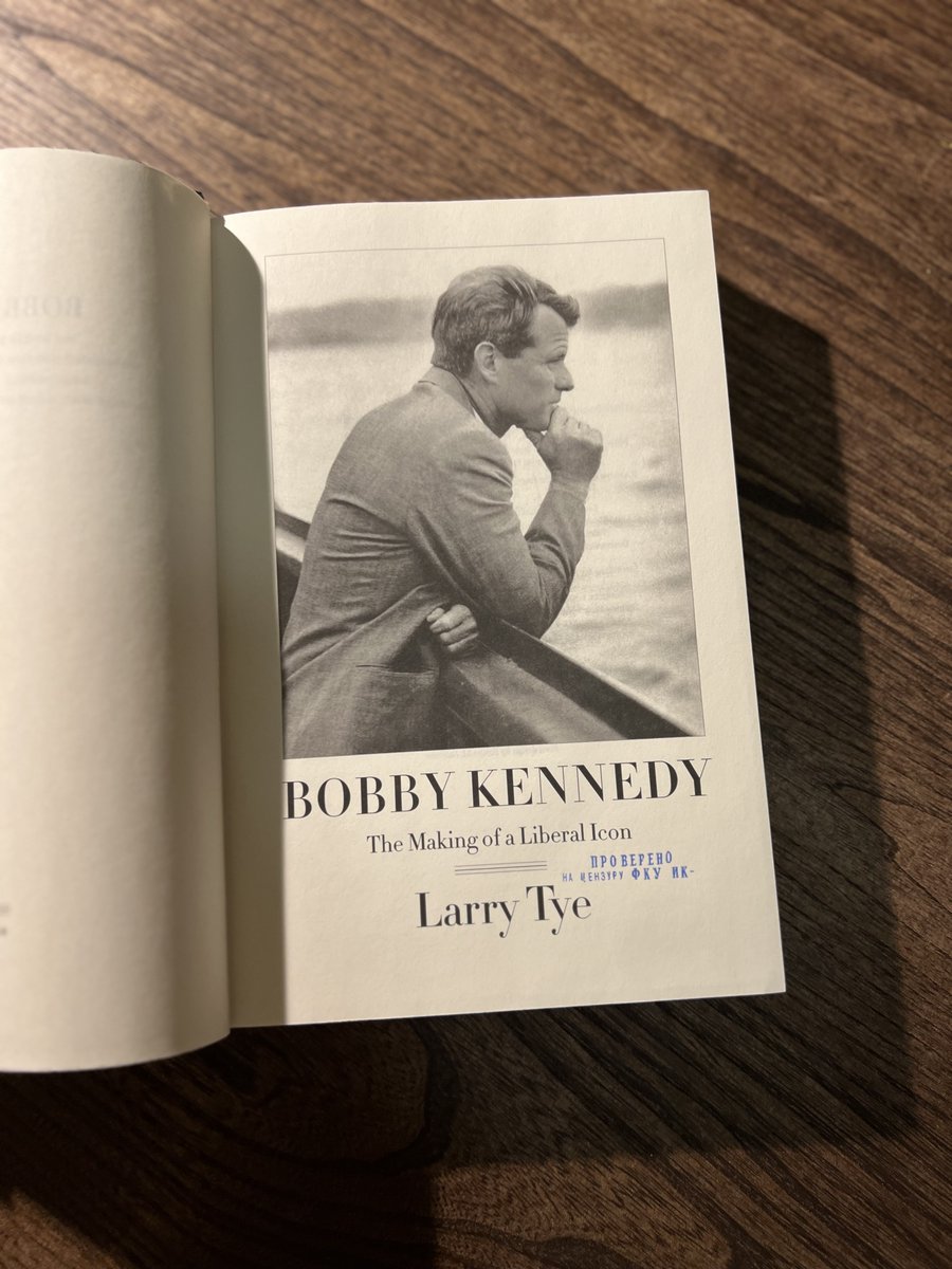 EvgenyFeldman's tweet image. Уезжая на этап в Харп, Алексей Навальный передал семье свои книги. Среди них была моя любимая — биография Бобби Кеннеди.

Я вывез экземпляр Алексея из России. Показываю его вот тут — и рассказываю историю Бобби, последнего идеалиста:
youtube.com/watch?v=AfDQx7…