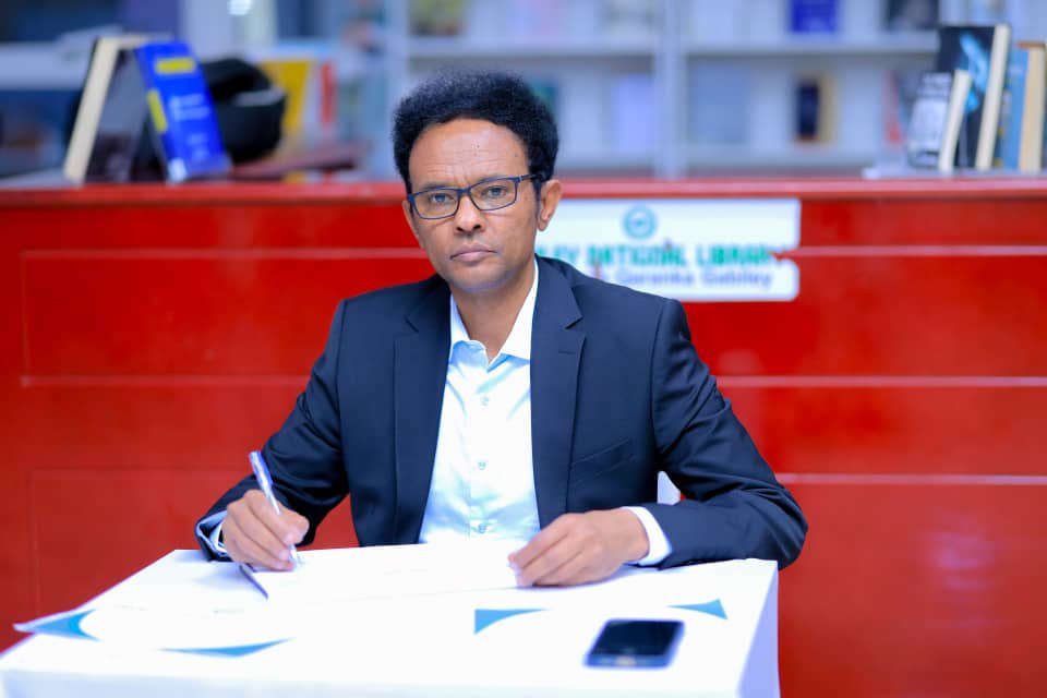 SOMALILAND Representatives to Kenya Ambassador Dr. Mohamed A Mohamoud  <a href="/MohamedBarawani/">Amb. Mohamed Barawani, PhD</a> visited Gabiley National Library and signed the guestbook