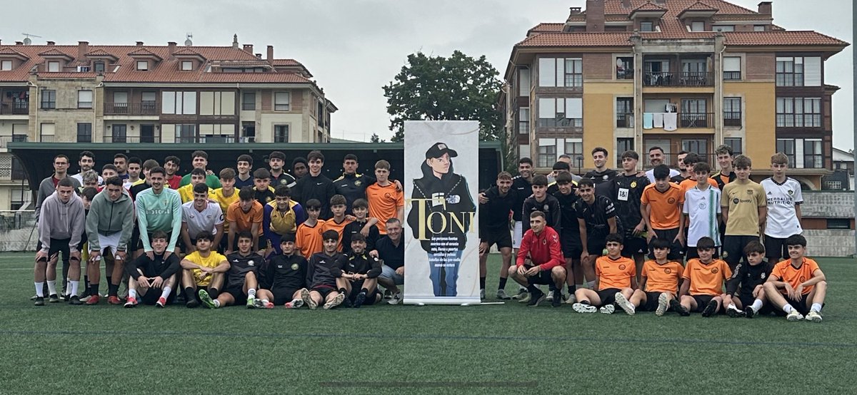Nunca nos cansaremos de decirlo. Qué calidad en amigos tenías, Antonio. Preciosa tarde de fútbol y diversión en tu memoria. Fijo que desde donde estés dirigías expectante a más de uno. Te queremos, SIEMPRE.

¡Gracias!