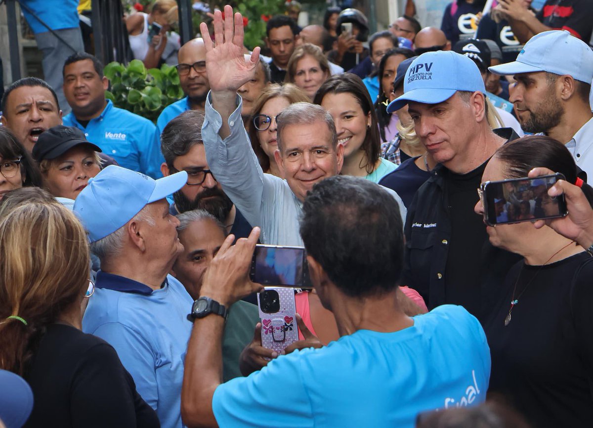 EdmundoGU's tweet photo. Hoy conversamos con vecinos del municipio Sucre sobre la importancia de la organización desde cada espacio y comunidad para el próximo 28 de julio. 

Emocionante ver la disposición de cada venezolano para defender el triunfo de un país de respeto, desarrollo y oportunidades para todos. 

¡Vamos 🇻🇪!