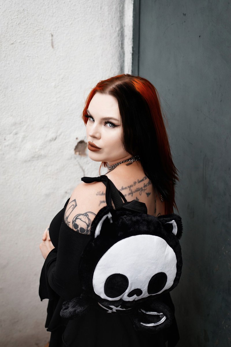 VampireFreaks's tweet image. Obsessed with this epic shot of the one and only @kenziecakes with our Bony Bat Plush Backpack

#VampireFreaks #BonyBat #PlushBackpack #GothBackpack #Gothic #AltFashion