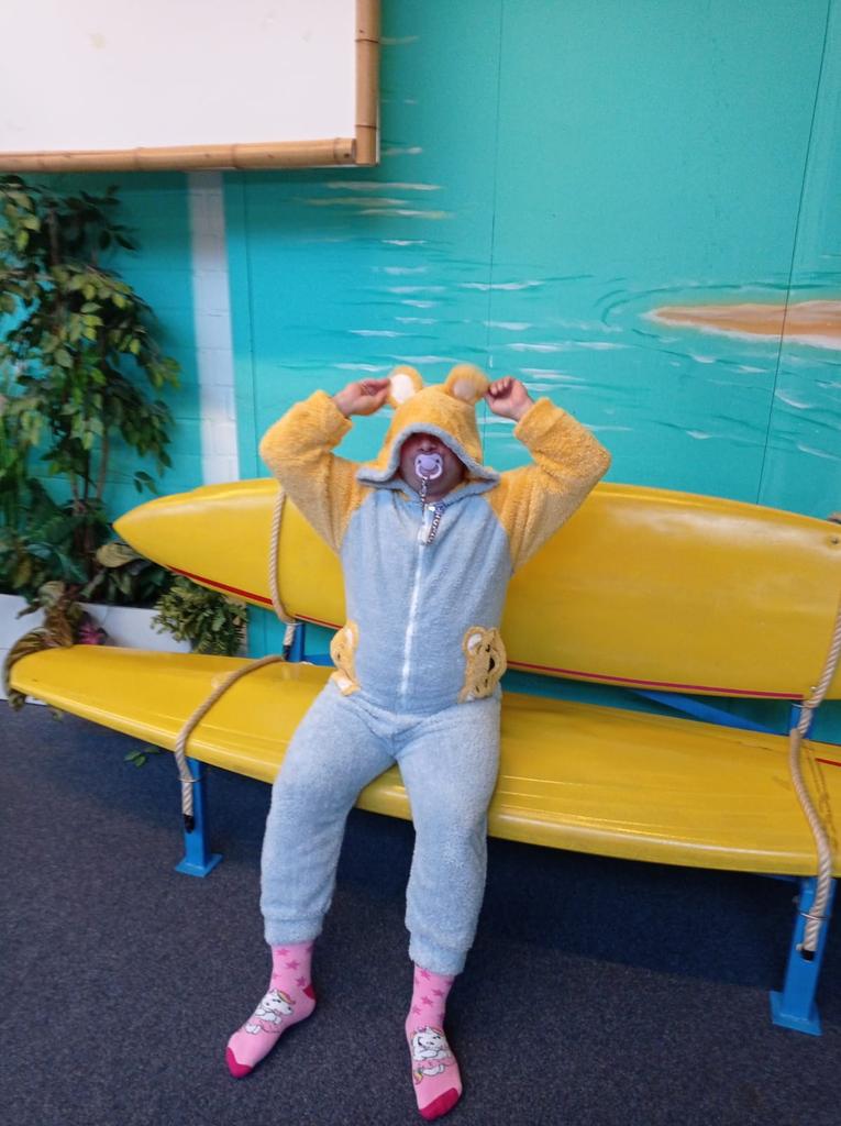 Bei einer Ü 18 pyjama Party  in windel body und Strampler