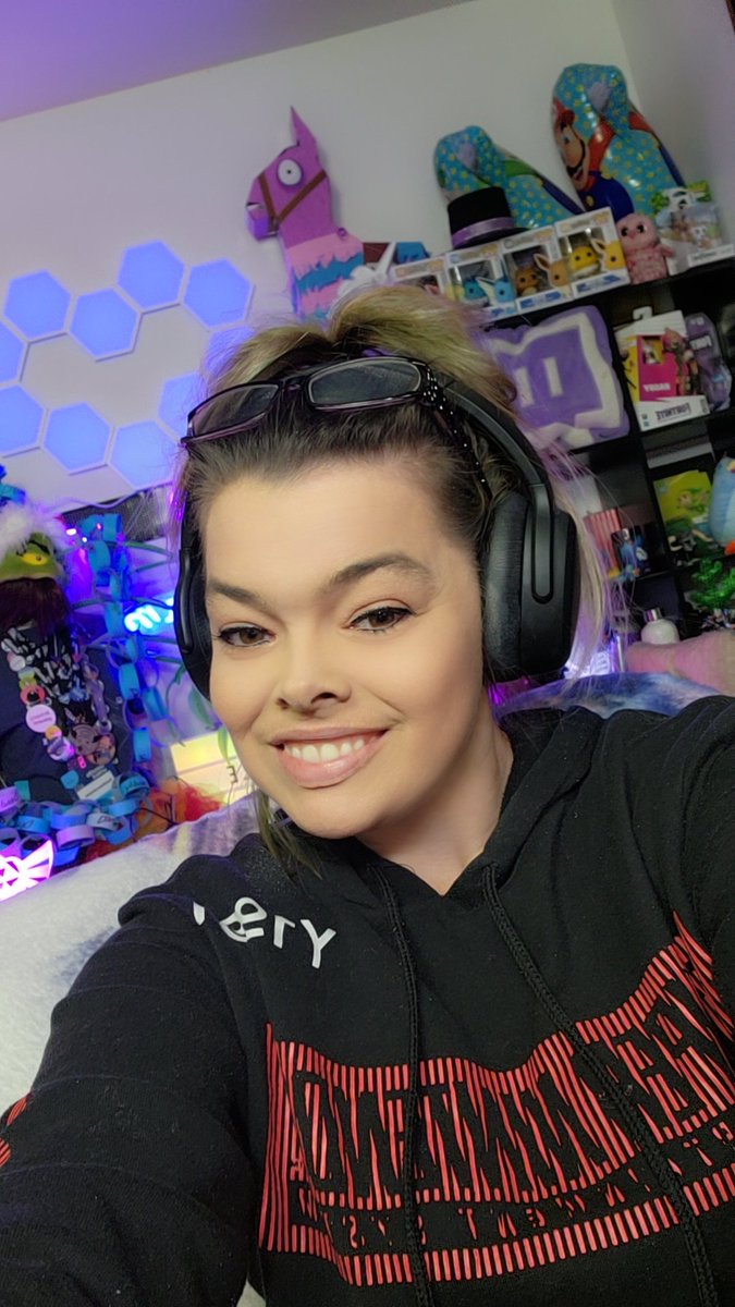 Playing  <a href="/PlayOverwatch/">Overwatch</a>  tonight. Come say hi. Live now twitch.tv/smalltowndreamz 

#twitch #overwatch #livestream