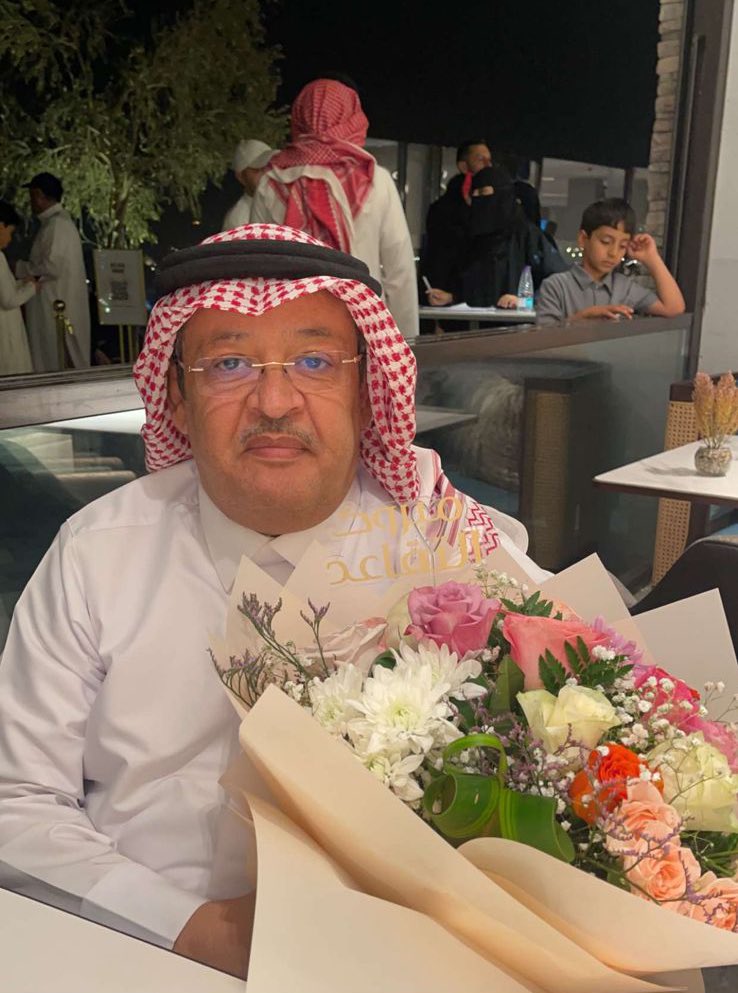 m1_albeshri's tweet image. بعد عمل مشرف شهد له كل من عرفه وكل من تعامل معه ، وسيرة عطرة مشرفة .
يغادر #متقاعدا صاحب الخلق الرفيع
أبا عبدالعزيز الاستاذ / #حسن_عبود_العدواني
أحد رموز تعليم عسير /الإدارة المالية 
متمنين له دوام التوفيق 
سائلين الله أن يمده بالصحة والعافية وأن يجعل قادم أيامه أجمل من ماضيها ..