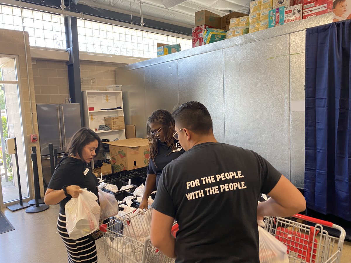 dallasfreepress's tweet photo. We had a wonderful time this morning volunteering at Brother Bill's Helping Hand to help them prepare for tomorrow's Grocery Store Program hours. Our friends from Ledbetter Eagle Ford Community Organization and Texas Trees Foundation helped us serve our #westdallas neighbors.🥬🍅 https://t.co/uKXCa5kYhQ