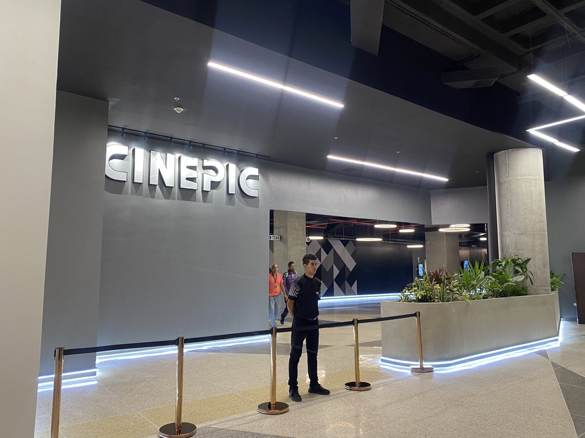 RayliLujan's tweet photo. Cinepic, una nueva cadena de cine en el Sambil Candelaria abrirá mañana con un precio por entrada general en 5$, y 7$ para la sala Dolby Atmos. Los combos, acorde a lo comentado por trabajadores, costarán entre 5$ y 22$. 

Serán seis salas, y seis películas a estrenar. https://t.co/6J3cCbwn1f
