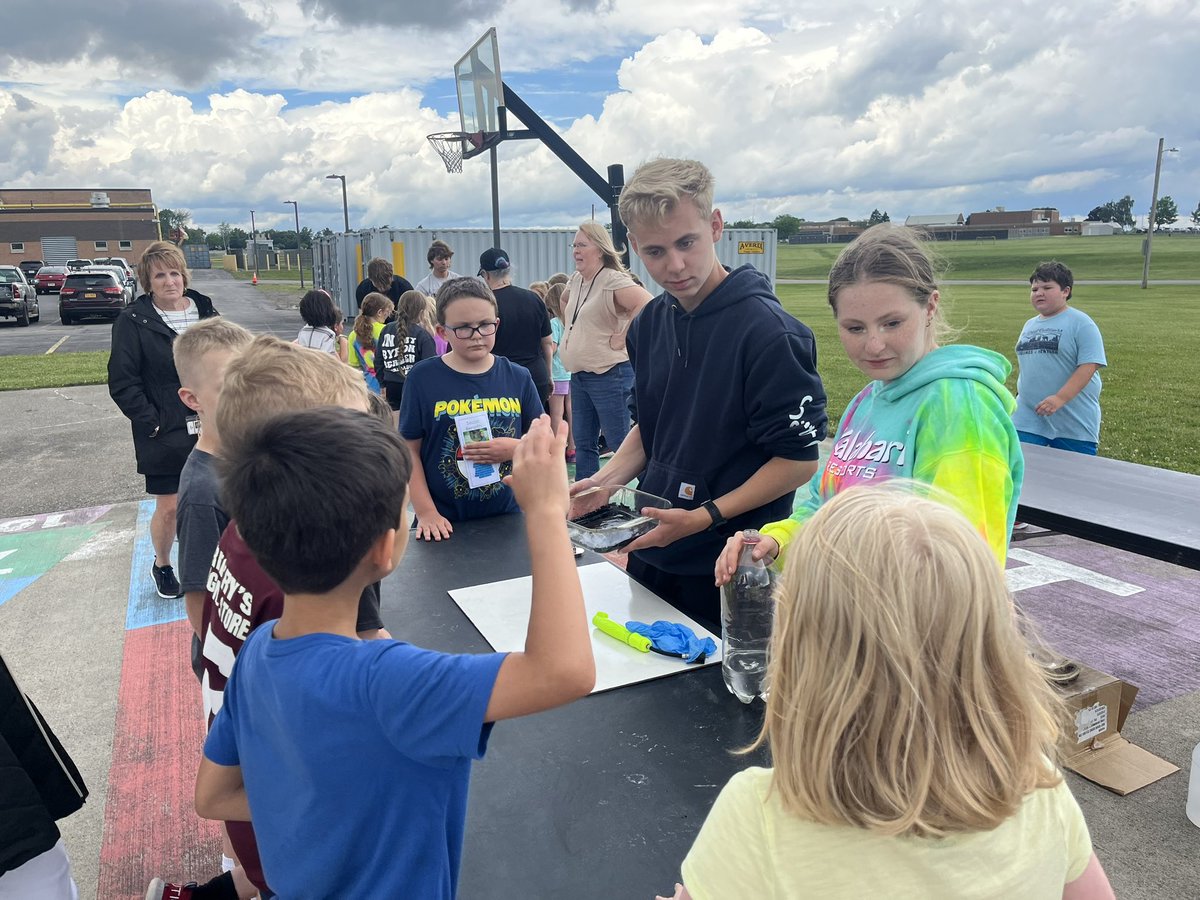 mrstaylor116's tweet photo. Science experiments with Mr. Conine and his A.P. Chem students! #BBbees #BBpride https://t.co/LFfblcAl8L