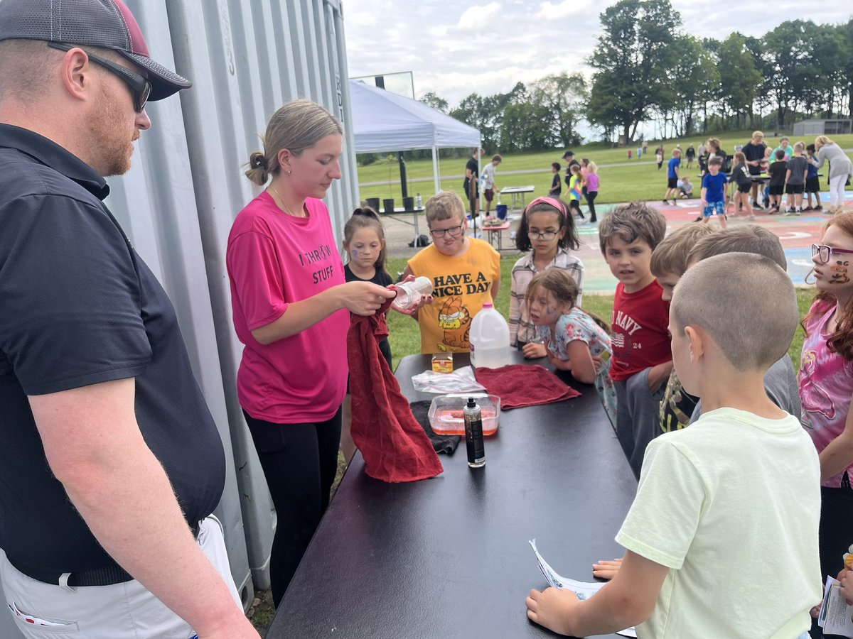mrstaylor116's tweet photo. Science experiments with Mr. Conine and his A.P. Chem students! #BBbees #BBpride https://t.co/LFfblcAl8L