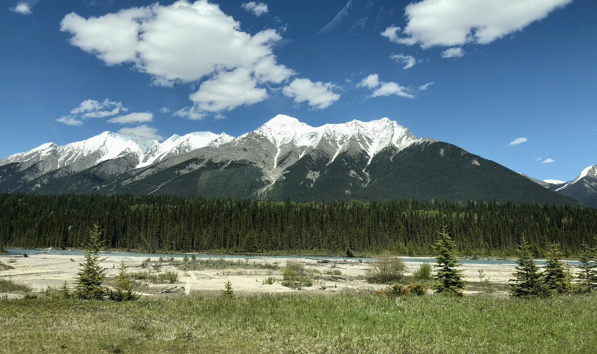 penny_baggins's tweet photo. Driving through #KootenayNationalPark and #BanffNationalPark and more  #Mountains  #CastleMountain #MountRundle https://t.co/D48k9ot7Ph