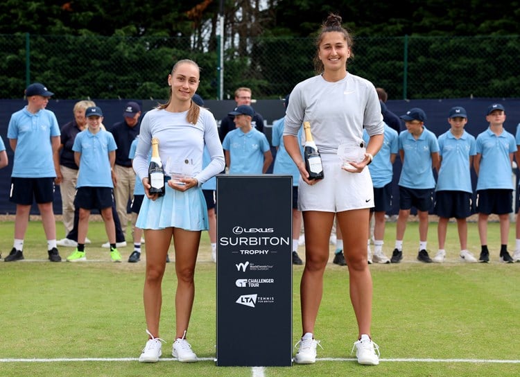 Not_Esportivas's tweet photo. ITF TENNIS!
Parabéns às duplistas campeães, a americana @eminabektas 🇺🇸 e a servia Aleksandra Krunic 🇷🇸 que conquistaram o @worldtennis de W100 de Surbiton na Inglaterra 
#ITFWorldTennisTour #ITFtenns #Tennis #LTA #SurbitonTrophy #LexusSurbitonTrophy #EminaBektas #AleksandraKrunic https://t.co/JTsYhKJBIH