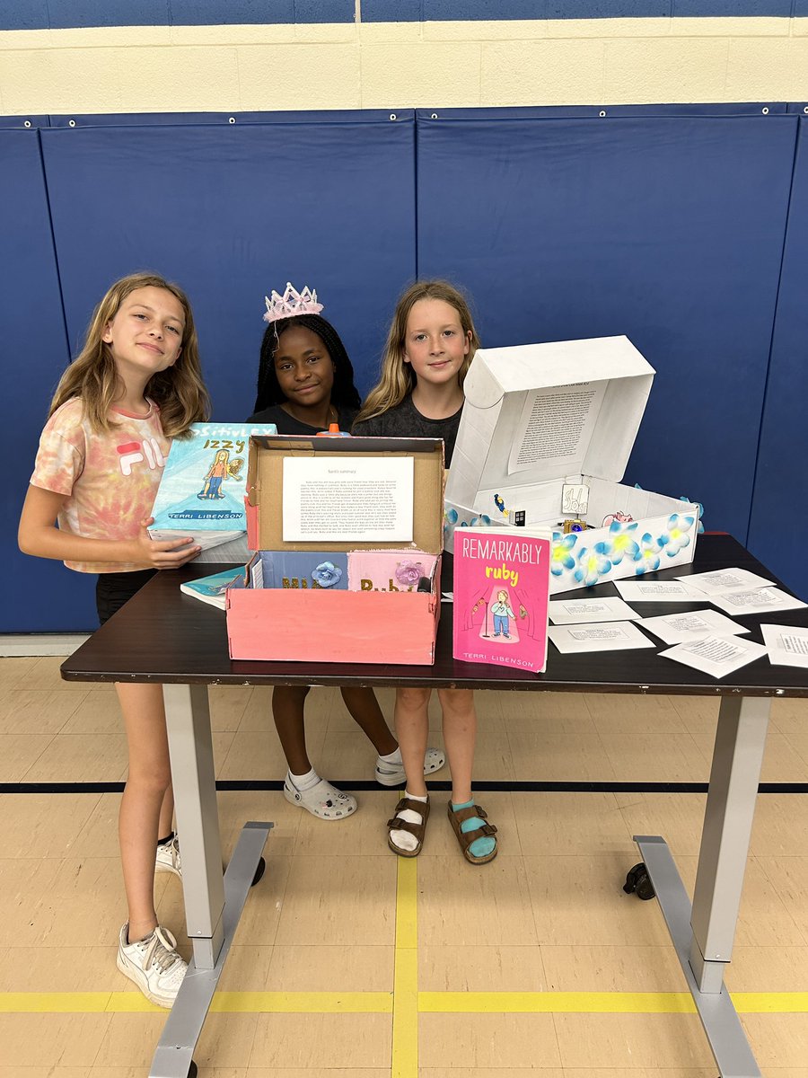 MsADunnigan's tweet photo. This week 4/5 students hosted a gallery walk where they shared their “Book in a Box” projects with their fellow Knights! They had great conversations about their books and what makes them special! Great work 4/5! 📚📖👏🏼 @stmhagersville https://t.co/li3o1h7gRh