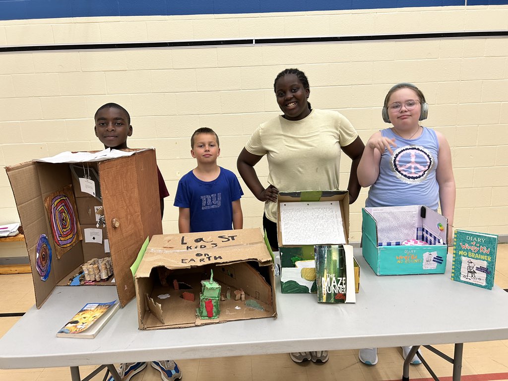 MsADunnigan's tweet photo. This week 4/5 students hosted a gallery walk where they shared their “Book in a Box” projects with their fellow Knights! They had great conversations about their books and what makes them special! Great work 4/5! 📚📖👏🏼 @stmhagersville https://t.co/3zCtF01iYf