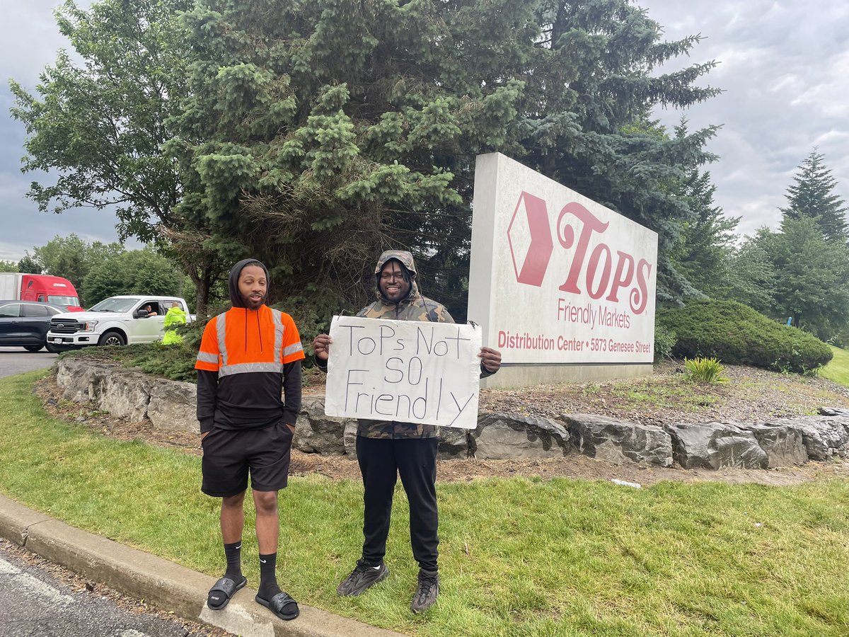 MonicaPWallace's tweet photo. Teamsters Local 264 members work incredibly hard to get food onto grocery store shelves and in turn onto our plates. They were deemed essential during Covid, and they are just as essential today. I stand with the Teamsters. They deserve better pay and benefits. https://t.co/9vnoTfH2fE