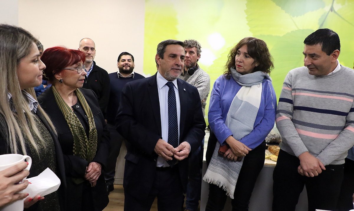 LuisMedinaRuiz4's tweet photo. Hoy participamos del desayuno organizado en el Departamento de Informática para homenajear a nuestros ingenieros del sistema. Su labor es fundamental para la salud pública, desde la historia clínica digital hasta el control de la vacunación. https://t.co/WHPHVrY89z