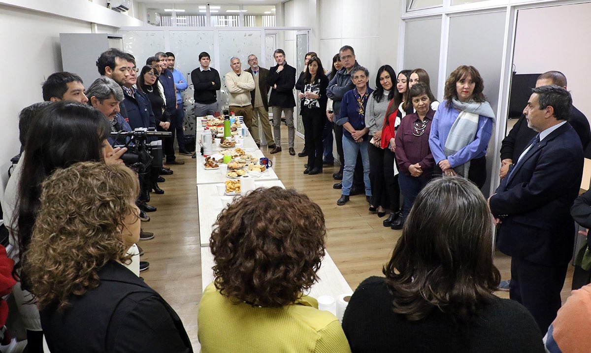 LuisMedinaRuiz4's tweet photo. Hoy participamos del desayuno organizado en el Departamento de Informática para homenajear a nuestros ingenieros del sistema. Su labor es fundamental para la salud pública, desde la historia clínica digital hasta el control de la vacunación. https://t.co/WHPHVrY89z