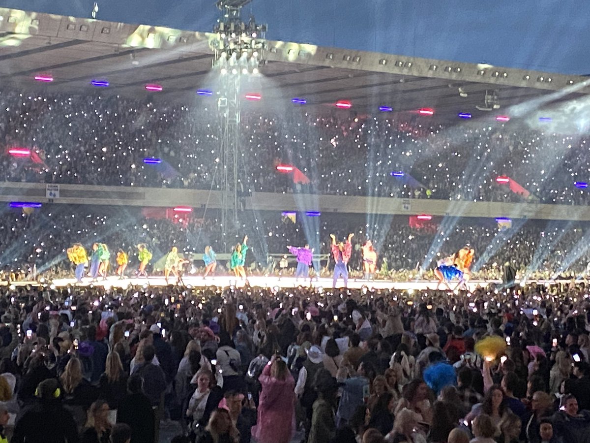langcatabz's tweet photo. What a gig! 🤩
#EdinburghTStheErasTour https://t.co/I57pdpqCuB