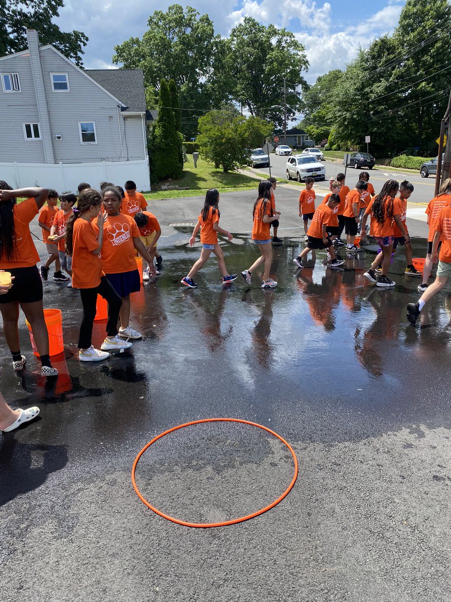 Laura Winik tweet media