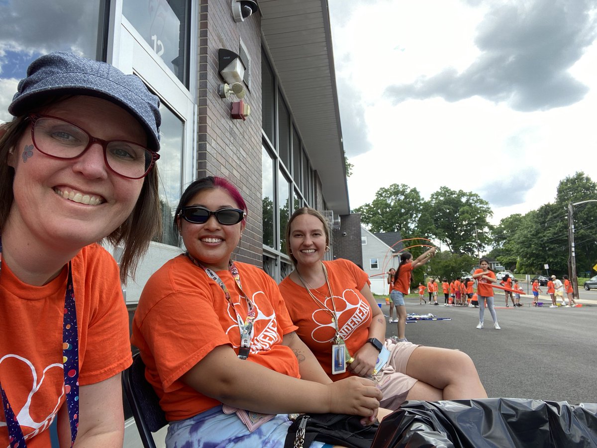 Laura Winik tweet media