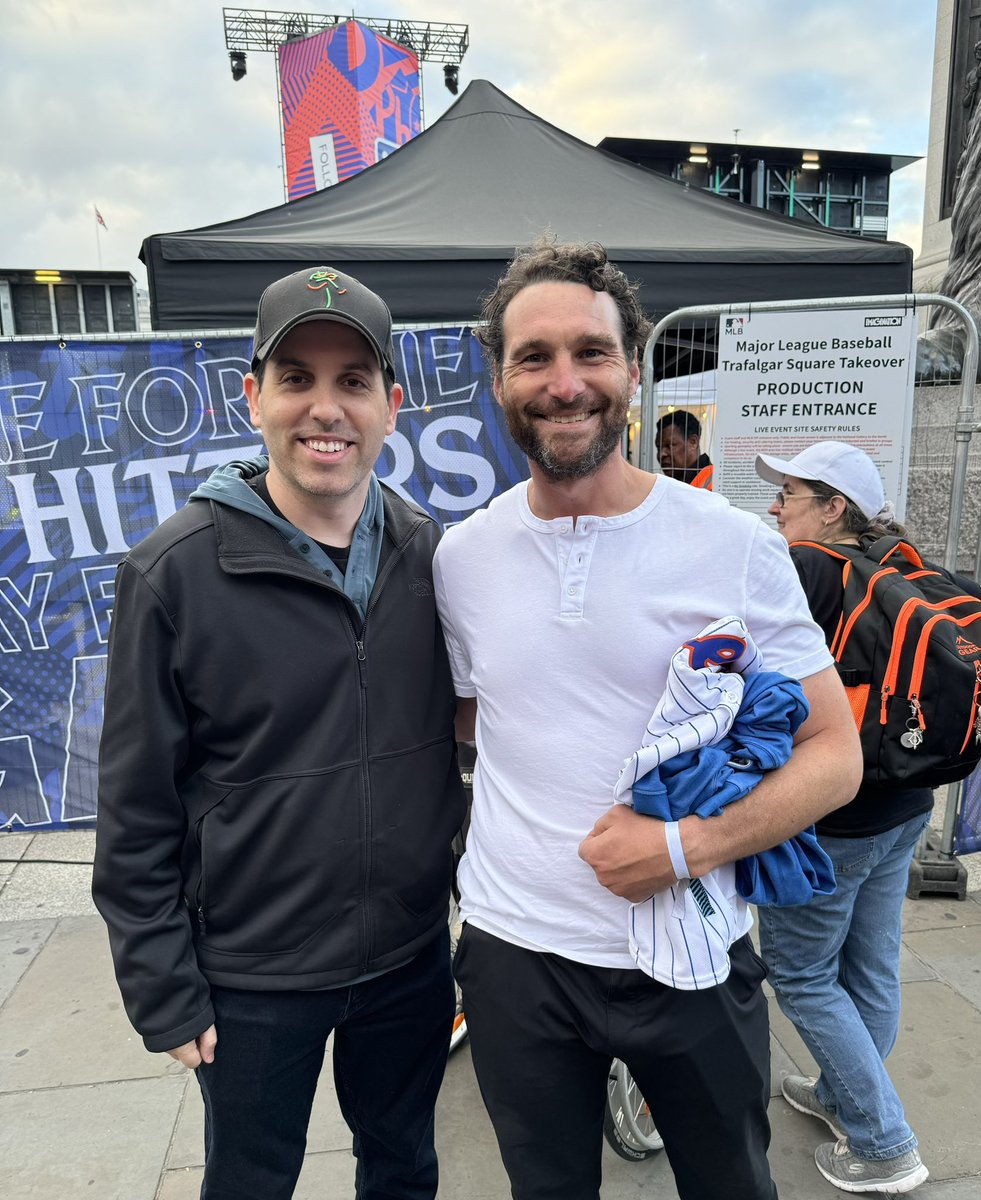 ARos13_'s tweet photo. With Daniel Murphy, winner of tonightโs MLB Home Run Derby at Trafalgar Square! #LondonSeries #MLBTakeover #LGM https://t.co/iSsQvMbqaY