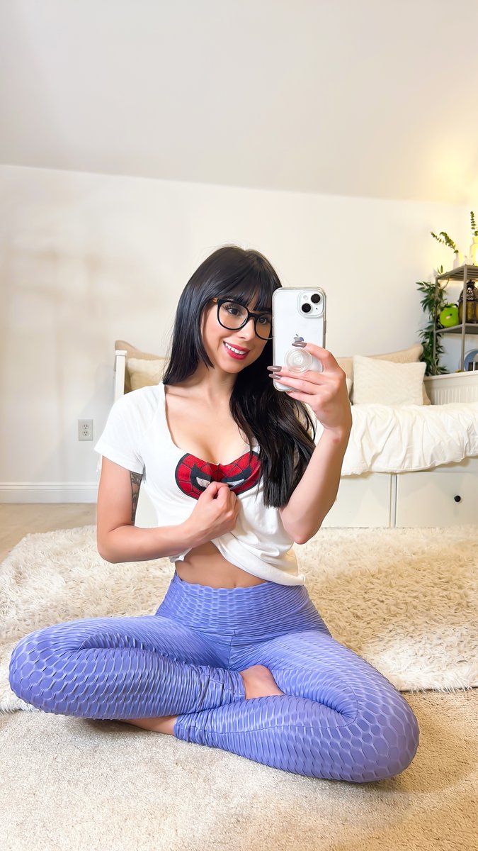 repost if you like girls with glasses 😊