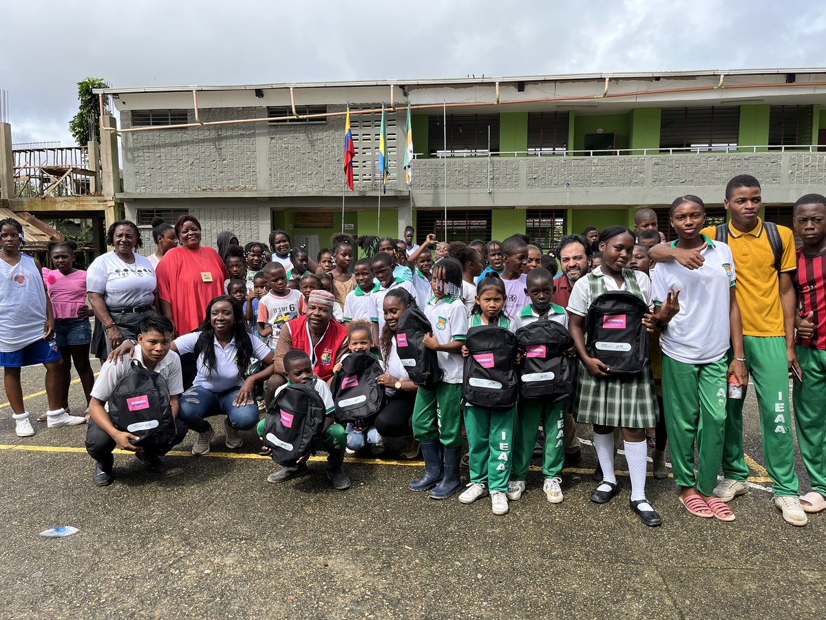 Hicimos entrega de 325 kits escolares donados por <a href="/Fundacion_ExE/">FundaciónExE</a> y <a href="/Foundation_JF/">Jacobs Foundation</a> a 4 colegios de Río Quito, Chocó, gracias a la alianza con la Pastoral Social de la @DiocesisQuibdo.

Sigue hilo 🧵👇