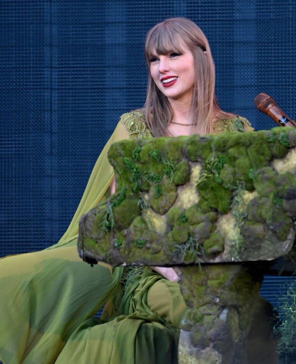 besttofswift's tweet photo. TAYPRINCESS FOREVER 💚 https://t.co/K1nsUpb5Du