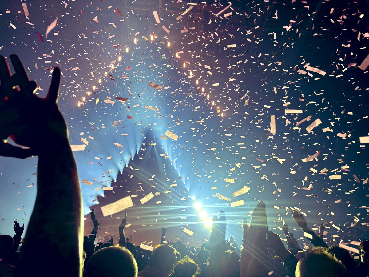 LoobyDooby22's tweet photo. One of THE best gigs I’ve EVER been to ❤️‍🔥
@30SECONDSTOMARS smashed it out the park tonight!! ✨ 
Manchester - a pleasure as ALWAYS 🫶🏼
@TheChrisMcKeown buzzin!!!! #thirtyseconds #livemusic https://t.co/UZHz7dPebH