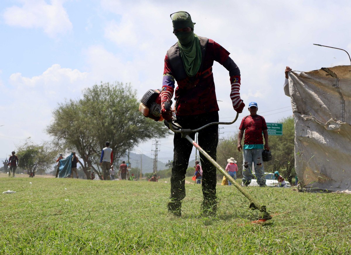 apuertocabello's tweet image. Las cuadrillas de @iamproam por instrucciones del Alcalde @JCbetancourt72 continúan su recorrido por la autopista sentido Sorpresa- El Palito, este viernes #7junio realizaron trabajos de saneamiento, barrido y recolección de desechos, frente a la Aviación Naval