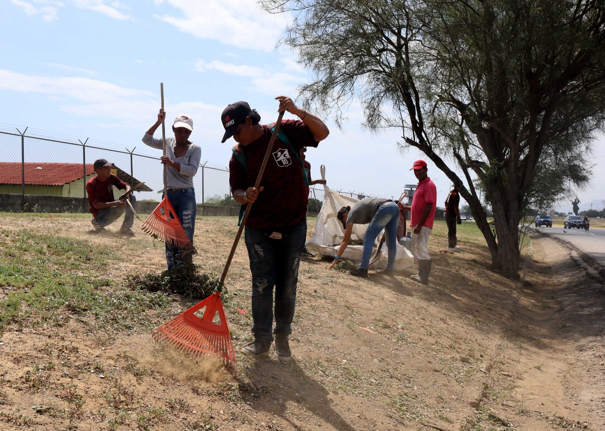 apuertocabello's tweet image. Las cuadrillas de @iamproam por instrucciones del Alcalde @JCbetancourt72 continúan su recorrido por la autopista sentido Sorpresa- El Palito, este viernes #7junio realizaron trabajos de saneamiento, barrido y recolección de desechos, frente a la Aviación Naval