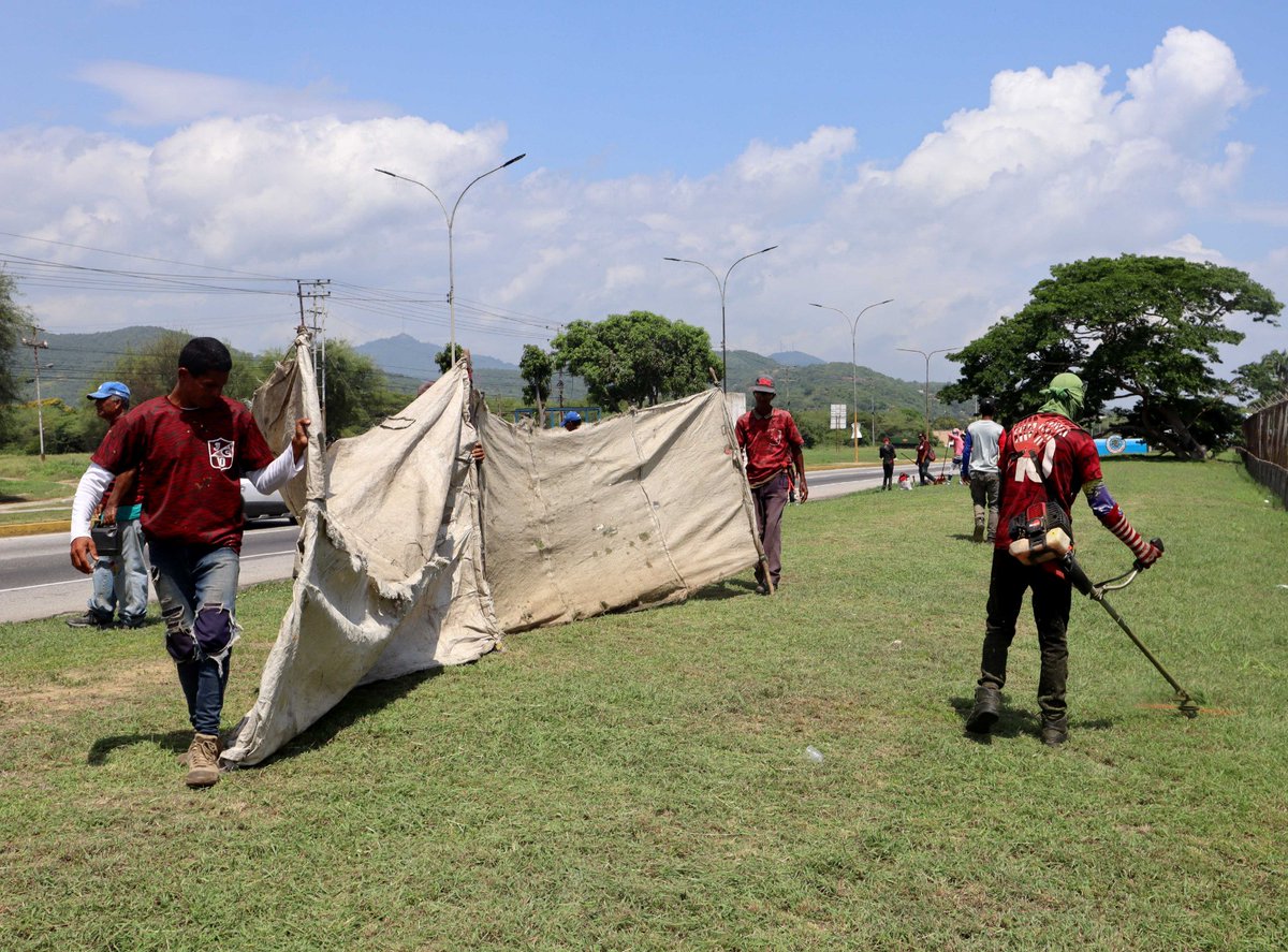 apuertocabello's tweet image. Las cuadrillas de @iamproam por instrucciones del Alcalde @JCbetancourt72 continúan su recorrido por la autopista sentido Sorpresa- El Palito, este viernes #7junio realizaron trabajos de saneamiento, barrido y recolección de desechos, frente a la Aviación Naval